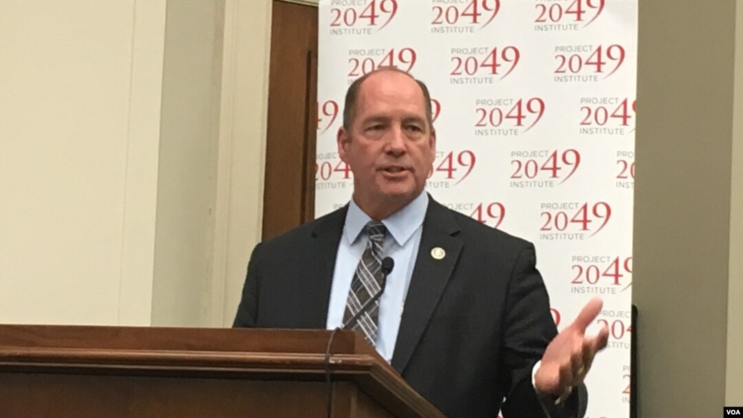 眾議院外交委員會亞太小組委員會主席約霍在國會山一場2049項目研究所座談會發表演說(美國之音鍾辰芳拍攝)