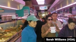 紐約曼哈頓華埠一家食品店內的顧客（美國之音威廉姆斯拍攝）
