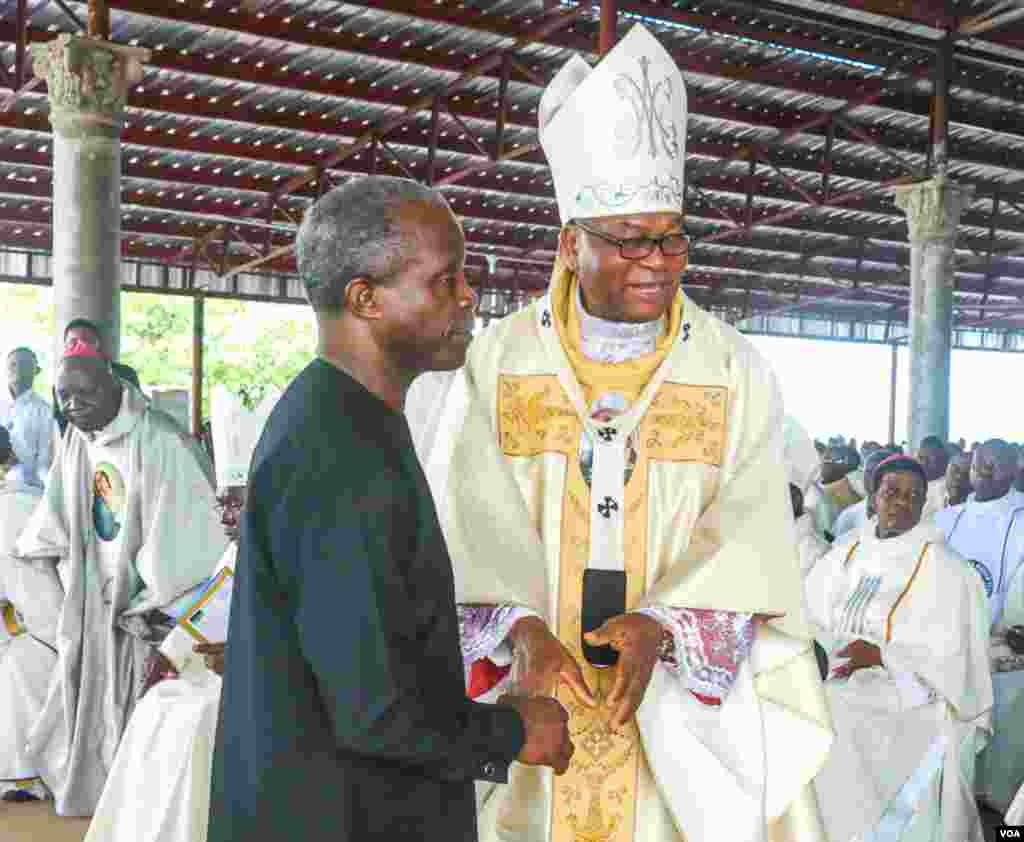 Mataimakin Shugaban Kasa Yemi Osinbajo Da Bishop Wilfred Anagbe Na Cocin Makurdi. 