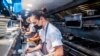 Sebastian Cacho se desempeña en la cocina del restaurante Gotham, en Nueva York, Estados Unidos, el 14 de diciembre de 2021.