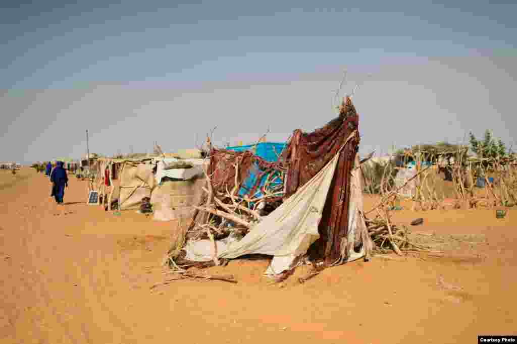 A structure used to store animal fodder at the Mbera refugee camp in southeastern Mauritania, March 1, 2013. (Nyani Quarmyne/MSF)