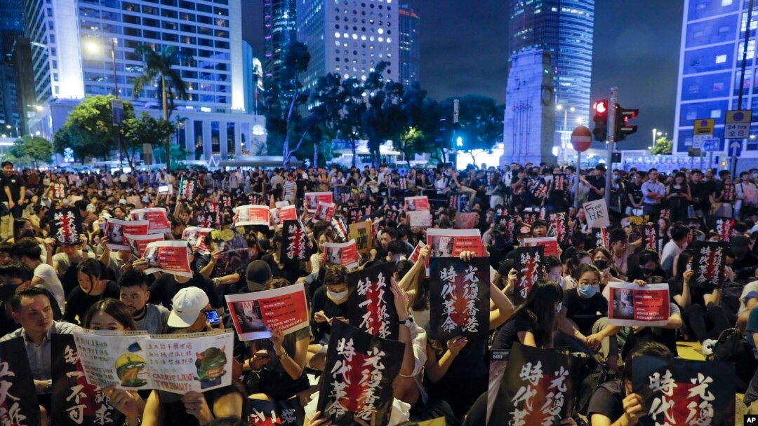Waandamanaji wakiwa wamesika mabango yanayo toa tamko la "Hong Kong iwe huru, Ijumaa, Agosti 16, 2019.