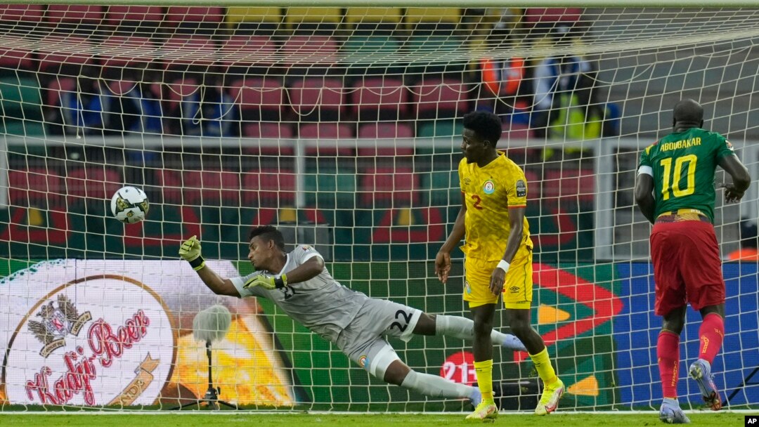 Dan wasan Kamaru Vincent Aboubakar a lokacin da yake zura kwallo a ragar Ethiopia.
