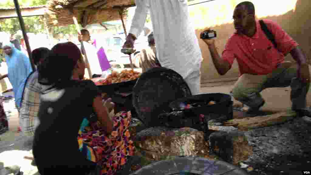 Wata ‘yar kasuwa Esther, a cikin rumfanta da aka sake gina mata a kasuwa. ’Yan Boko Haram sun kona kasuwar a watan Fabareru da Afrilu na 2013. Esther ta tsalake rijiya da baya amma tace rayuwarta ya samu canji har abada, 26 ga Mayu.