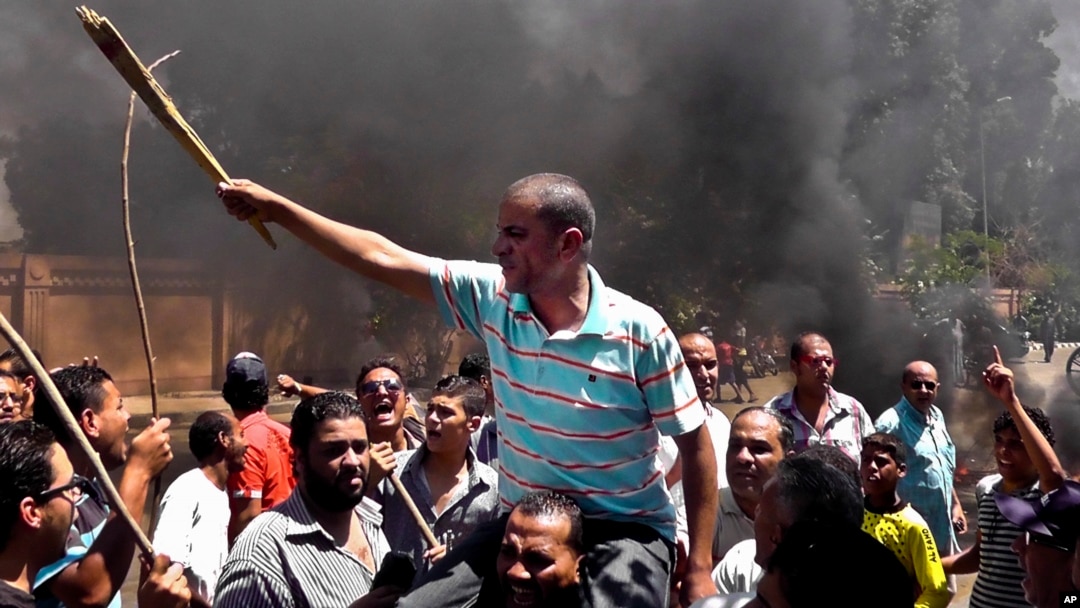 Egyptians chant slogans during clashes between supporters and opponents of Egypt's president and his Muslim Brotherhood in Luxor, June 19, 2013.