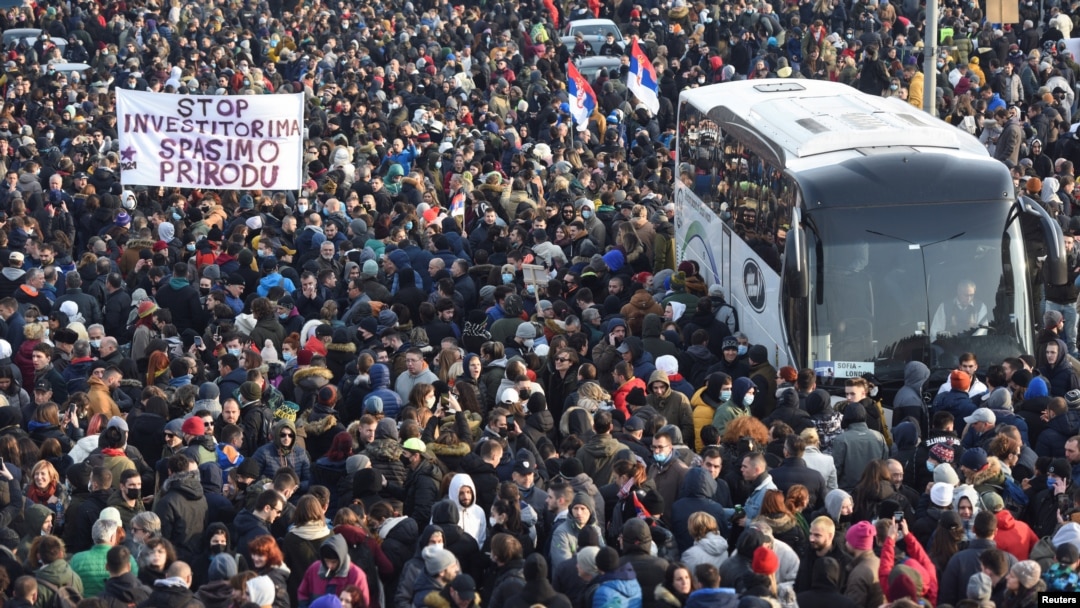 Arhiva - Učesnici antivladinih demonstracija blokiraju saobraćaj na međunarodnom autoputu E-75, u Beogradu, 4. decembra 2021. 