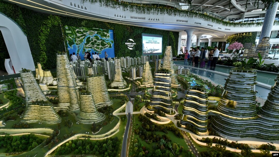 人們參觀中國房地產公司碧桂園在馬來西亞投資的“森林城市”項目模型。 （2016年4月19日）。
