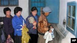 북한 주민들이 세계식량계획(WFP)가 지원하는 식량을 배급받고 있다. (자료사진)