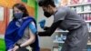 Julia Gadsby, de 18 años, quien tiene lupus, recibe la vacuna Pfizer-BioNTech contra la enfermedad del coronavirus (COVID-19) en Skippack Pharmacy en Schwenksville, Pensilvania, EE. UU., el 3 de marzo de 2021.