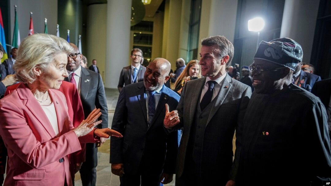 Ursula von der Leyen, hagu, shugabar kwamitin kungiyar Tarayyar Turai lokacin da take gaisawa da Shugaban Najeriya, Bola Tinubu, dama, a taron G20 A Berlin a watan Nuwamba, 20, 2023.
