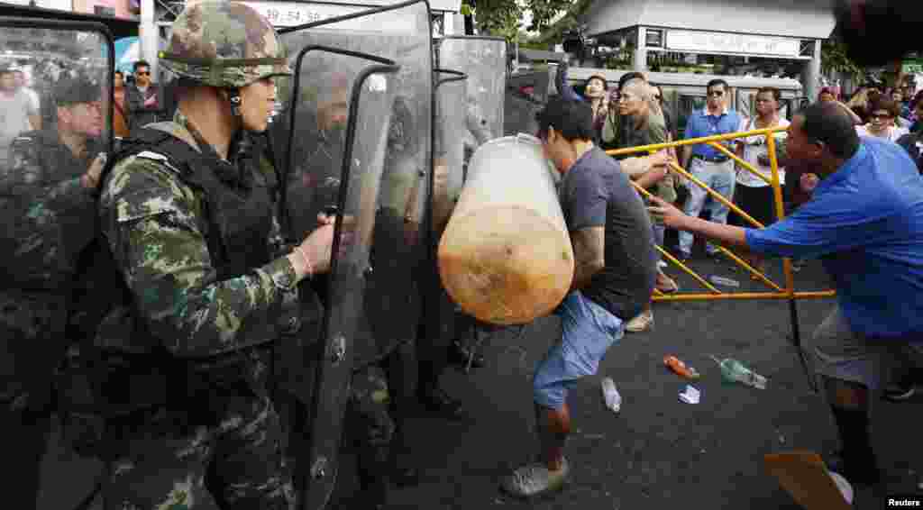 Protesters scuffle with soldiers during a rally at the Victory Monument in Bangkok, May 28, 2014.