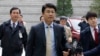Ông Tatsuya Kato (giữa) cựu trưởng phòng tòa báo Sankei Shimbun của Nhật Bản ở Seoul, đến tòa án ở Seoul, Nam Triều Tiên, 27/11/14