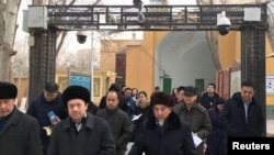 新疆喀什一所清真寺的阿訇2019年1月4日在政府架設的監視器下離開清真寺。