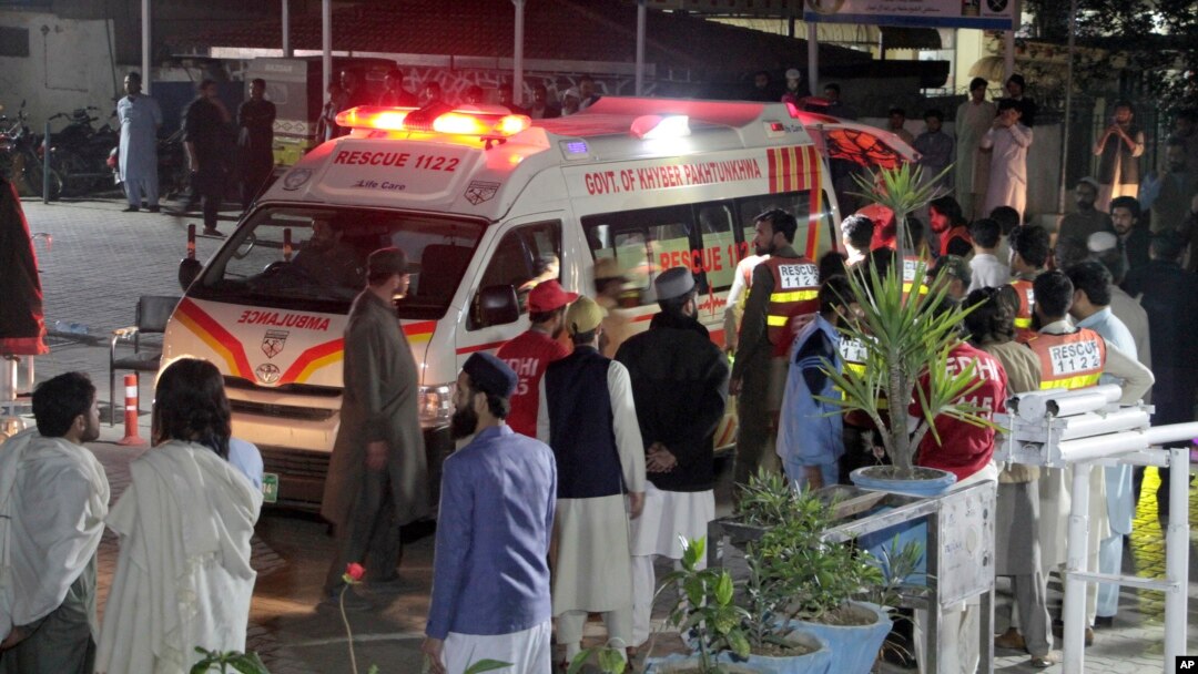 Spasioci dovoze žrtvu zemljotresa ambulantnim kolima u bolnicu u Said Šarifu, u dolini Svat, u Pakistanu, 21. marta 2023.