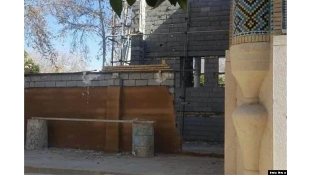 بنّایی در حریم باغ تاریخی عفیفآباد شیراز (عکس از شبکههای اجتماعی)