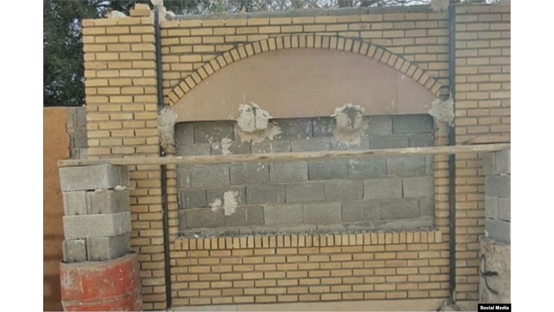 بنّایی برای ساخت لوکیشن یک فیلم تاریخی در حریم باغ تاریخی عفیفآباد شیراز (عکس از شبکههای اجتماعی)