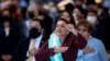 La nueva presidenta de Honduras, Xiomara Castro, levanta el puño mientras canta el himno nacional durante su ceremonia de juramentación en el Estadio Nacional de Tegucigalpa, Honduras, el 27 de enero de 2022.