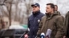 En esta foto proporcionada por la Oficina de Prensa Presidencial de Ucrania, el presidente de Ucrania, Volodymyr Zelenskyy, a la derecha, habla en una conferencia de prensa en Kherson, Ucrania, el sábado 12 de febrero de 2022.