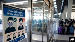 Esta foto del 2 de julio de 2021 muestra un letrero sobre las reglas de las mascarillas en el Aeropuerto Internacional O'Hare en Chicago.
