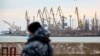 Vojnik korača u pograničnoj bazi u ukrajinskoj crnomorskoj luci Mariupol, 11. februara 2022.