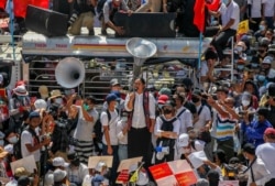 緬甸抗議民眾聚集在仰光市中心蘇雷塔附近。（2021年2月17日）
