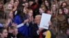 Дональд Трамп подписывает указ о запрете участия трансгендерных людей в спортивных соревнованиях среди женщин. Белый дом, 5 февраля 2025 года. REUTERS/Leah Millis.