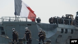 法國海軍Surcouf號護衛艦的水手抵達印度科欽港準備參加聯合軍演。 （2021年3月30日）