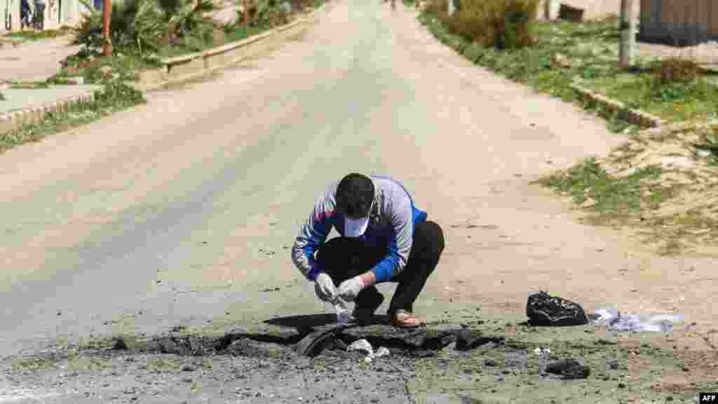 Wani jami'in Syria ya na daukan samfurin dake nuna alamun an kai harin iskar gas a Idlib na Syria