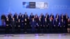 Generalni sekretar NATO-a Jens Stoltenberg sa ministrima spoljnih poslova zemalja članica na sastanku u Bukureštu (Foto: REUTERS/Stoyan Nenov)