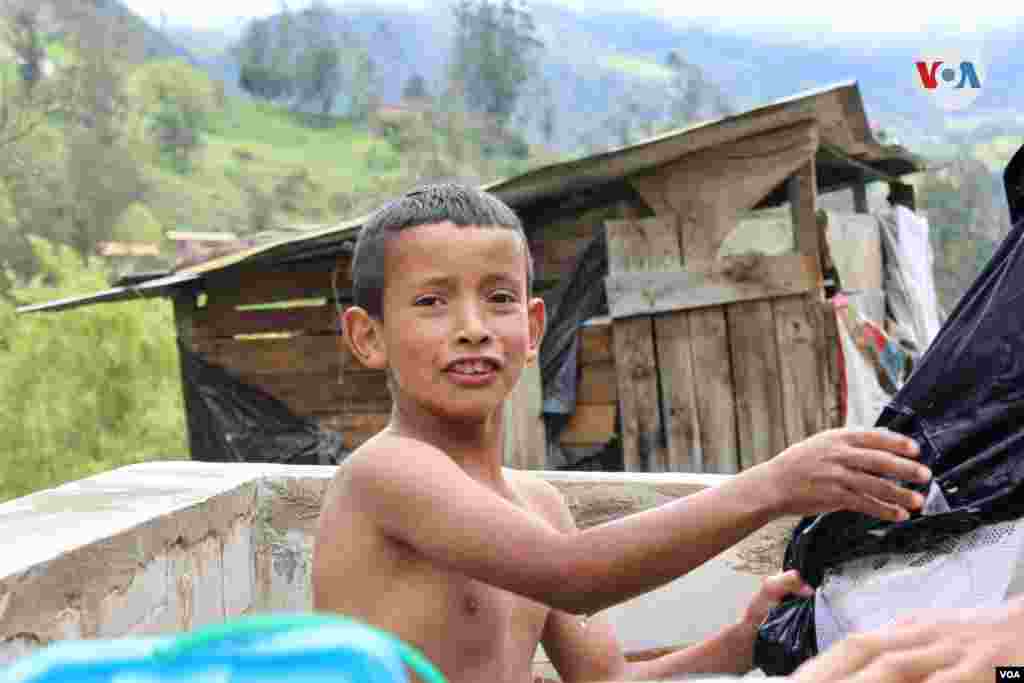 Alejandro, el hijo de menor de Nubia, es el personaje más pintoresco de los videos que aparecen en el canal de Youtube.