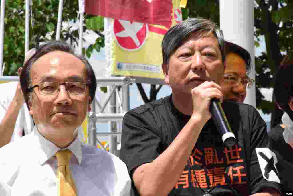 泛民飯盒會召集人梁家傑(左)與工黨主席李卓人,出席立法會大樓外的反政改集會。(美國之音 湯惠芸攝)