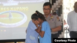 Ảnh minh họa - Một nạn nhân của nạn buôn bán người tái hợp cha mẹ ở Indonesia.