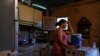 Una mujer con contenedores de plástico que llena de agua diariamente en un sistema de tuberías comunitario en el vecindario de pocos recursos del Petare en Caracas, Venezuela, el 12 de mayo de 2023.
