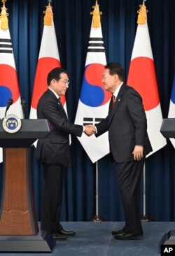 윤석열 한국 대통령과 기시다 후미오 일본 총리가 7일 서울에서 회담했다.