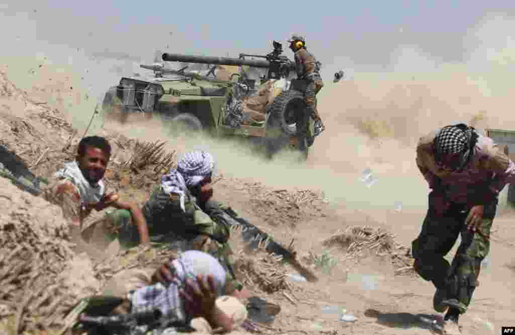 Pasukan Irak di desa al-Sejar, di luar Fallujah, menyerang sasaran militan ISIS yang menguasai kota Fallujah.