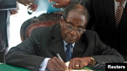 Presidente zimbabueano Robert Mugabe assina a nova Constituição em Harare (22 Maio 2013.