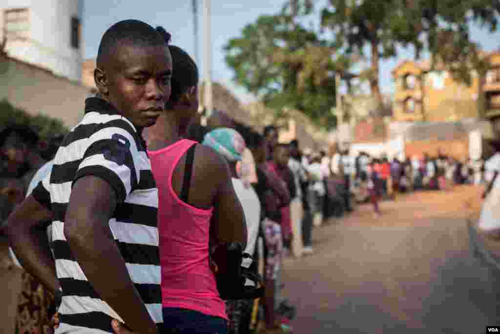 A line of voters snakes out of a polling station onto the street in Freetown, Sierra Leone's capital, March 7, 2018. (Photo: Jason Patinkin / VOA)