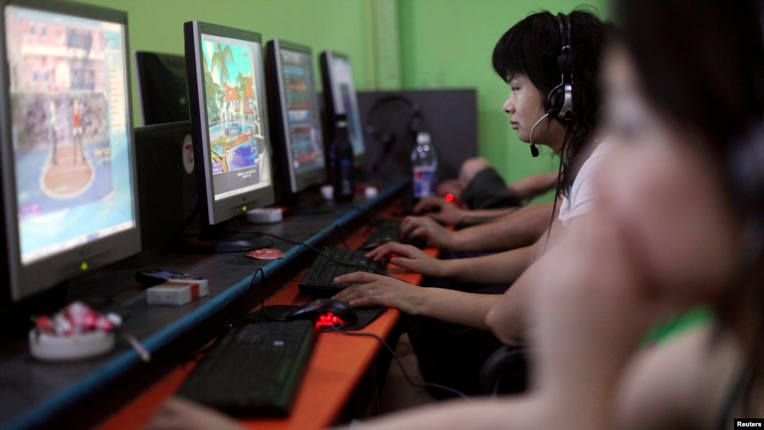 [FILE] People play online games in an internet cafe in downtown Shanghai August 6, 2009. 
