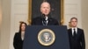 El presidente estadounidense Joe Biden habla en la Casa Blanca, el 10 de octubre de 2023, junto a la vicepresidenta Kamala Harris y el secretario de Estado, Antony Blinken. El gobierno de Biden alivió temporalmente algunas sanciones contra el gobierno de Venezuela.