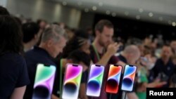 Los invitados miran el nuevo iPhone 14 en un evento de Apple en su sede en Cupertino, California, el 7 de septiembre de 2022. REUTERS/Carlos Barria