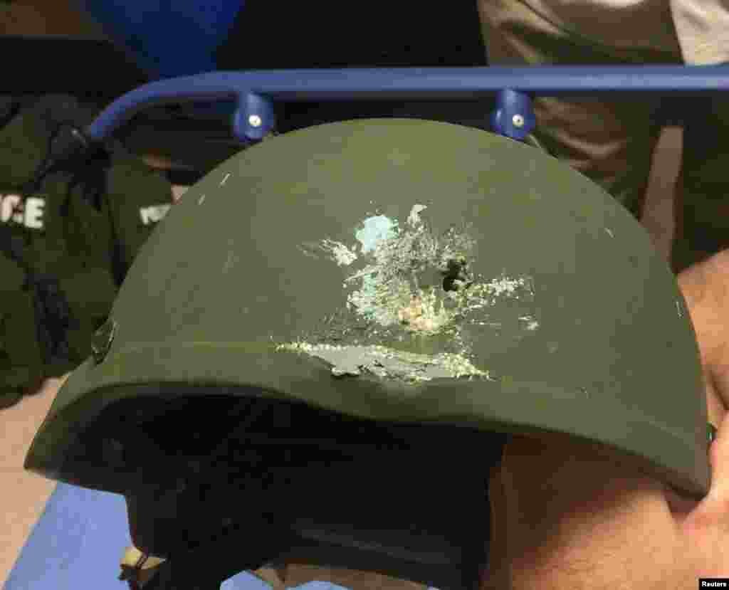 Sebuah helm polisi yang terbuat dari kevlar menyelamatkan jiwanya pada saat terjadi baku tembak dengan pelaku pembantaian di Orlando, Florida.