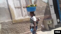 Mulher zungueira no Namibe