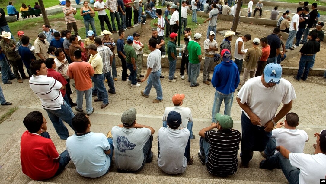 En una foto de archivo, mexicanos esperan cerca del Consulado de los Estados Unidos para una entrevista de visa de trabajo en Monterrey, México, el jueves 17 de mayo de 2007. AP.