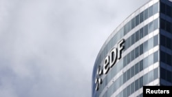 Logo tập đoàn điện lực Pháp (EDF) ở khu trung tâm tài chính La Defense, gần Paris.