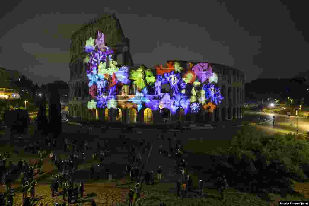 Orang-orang menyaksikan upacara penyinaran Colosseum di Roma untuk menandai dirgahayu hubungan Jepang dan Italia yang ke-150, 11 Mei 2016.