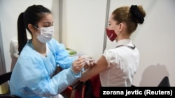 Prvu dozu vakcine strani državljani su u Srbiji dobili krajem marta
