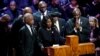 Flanqueada por el reverendo Al Sharpton y su esposo, Rodney Wells, RowVaughn Wells habla durante el funeral de su hijo Tyre Nichols en la iglesia cristiana Mississippi Boulevard en Memphis, Tennessee, el 1 de febrero de 2023.
