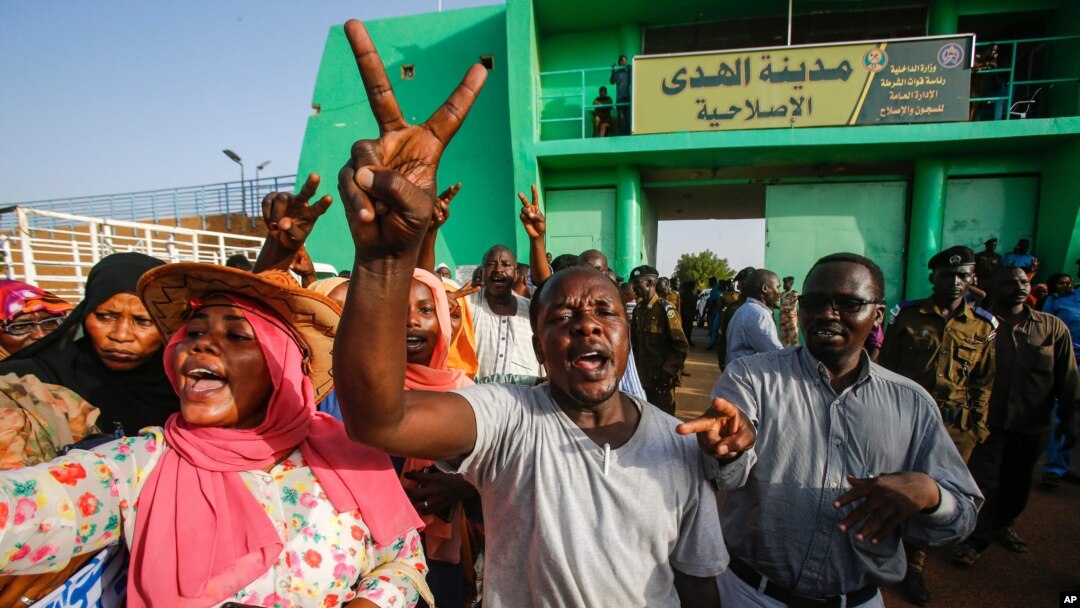 Wananchi wa Sudan wakusanyika nje ya jela ya al-Huda mjini pacha wa Khartoum, Omdurman, Julai 4, 2019