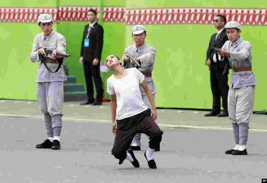 Para seniman melakukan "aksi teatrikal" yang menggambarkan pembantaian intelektual Taiwan oleh pasukan China daratan tahun 1947, pada upacara pelantikan Presiden Taiwan, Tsai Ing-wen di Taipei.