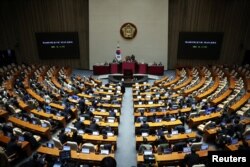 4일 한국 국회의원들이 윤석열 한국 대통령의 비상계엄 선포 이후 의회 내부에 착석해 있다.